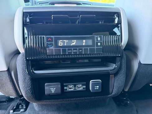 Used 2025 Jeep Wagoneer L 4WD image 23