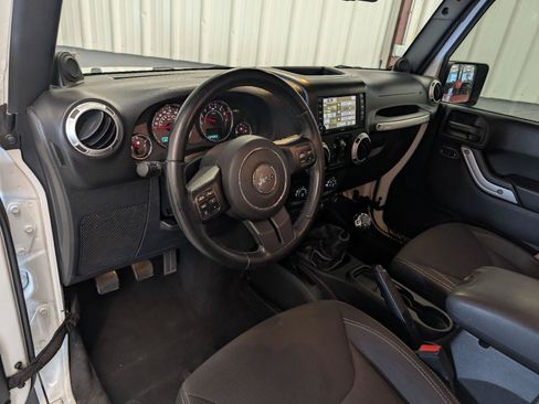 Used 2014 Jeep Wrangler Unlimited Sahara w/ Dual Top Group AWD/4WD image 4