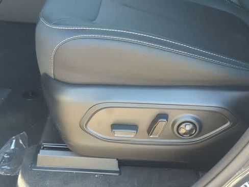 Used 2025 Jeep Grand Cherokee Laredo image 17