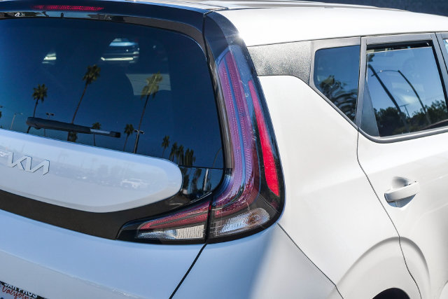 Used 2025 Kia Soul LX w/ LX Technology Package FWD image 8