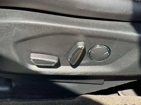 Used 2018 Ford Explorer XLT w/ Equipment Group 202A AWD/4WD image 17