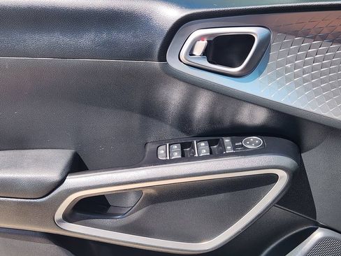 Certified 2025 Kia Soul LX w/ LX Technology Package FWD image 25