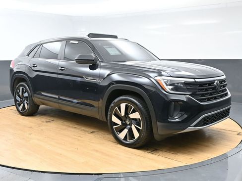 Used 2024 Volkswagen Atlas Cross Sport SE w/ Panoramic Sunroof Package FWD image 3