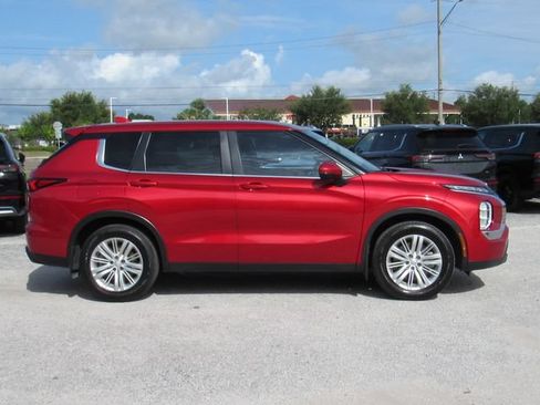 Used 2023 Mitsubishi Outlander ES FWD image 3