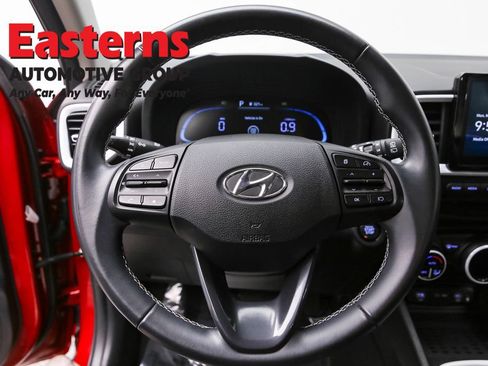 Used 2023 Hyundai Venue Limited FWD image 10