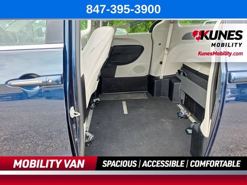 Used 2021 Chrysler Pacifica Touring-L w/ Uconnect Theater Family Group FWD image 16