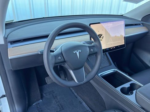 Used 2021 Tesla Model Y Long Range image 14