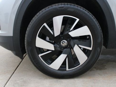 Certified 2025 Volkswagen Atlas Cross Sport SEL image 32