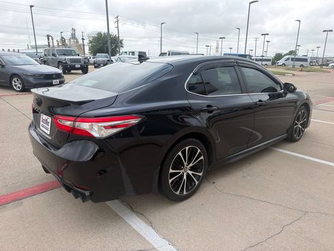 Used 2020 Toyota Camry SE FWD image 5