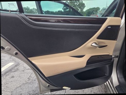 Used 2020 Lexus ES 300h w/ Premium Package FWD image 33