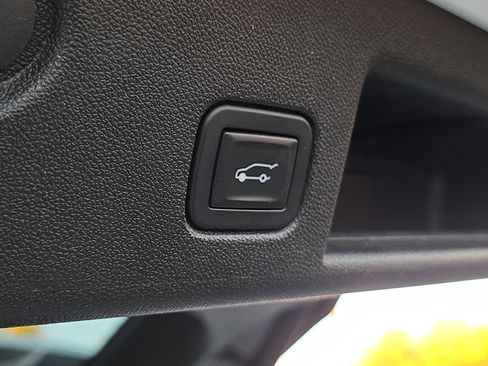 Used 2018 Chevrolet Equinox Premier image 8