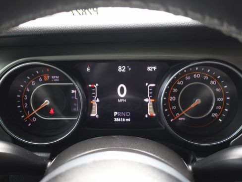 Used 2023 Jeep Gladiator Overland AWD/4WD image 13