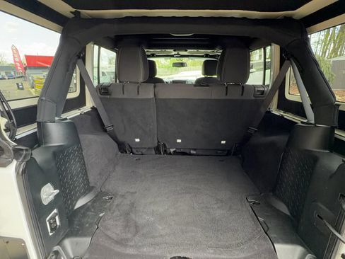 Used 2018 Jeep Wrangler Unlimited Sahara w/ Connectivity Group image 27