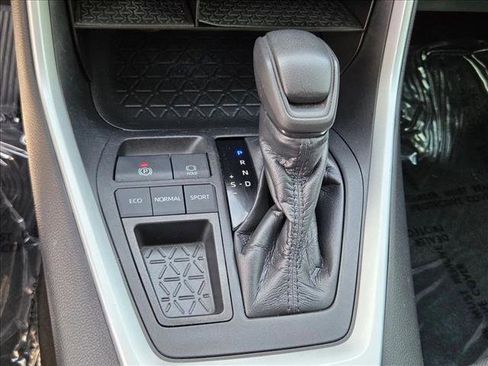 Used 2020 Toyota RAV4 XLE w/ Carpet Mat Package image 13