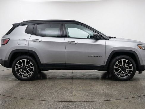 Used 2025 Jeep Compass Trailhawk AWD/4WD image 11