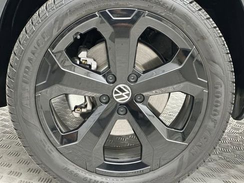 Certified 2025 Volkswagen Taos SE image 10