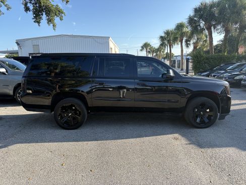 Used 2019 Cadillac Escalade ESV Premium Luxury AWD/4WD image 9