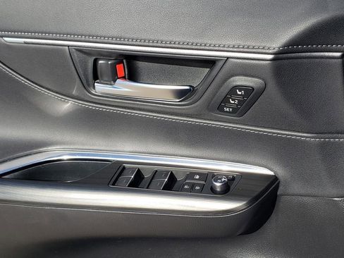 Used 2021 Toyota Venza Limited image 34