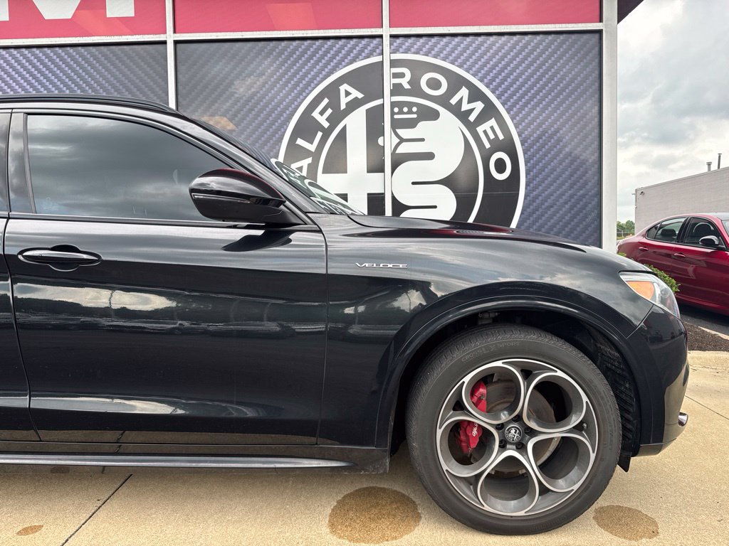 Used 2023 Alfa Romeo Stelvio Veloce AWD/4WD image 3