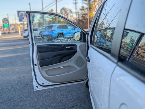 Used 2019 Dodge Grand Caravan SE w/ UConnect Hands-Free Group image 24