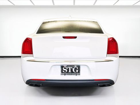 Used 2018 Chrysler 300 Touring L image 5