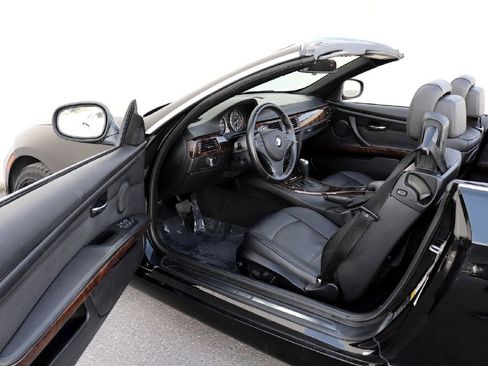 Used 2013 BMW 335i Convertible w/ Premium Pkg image 4