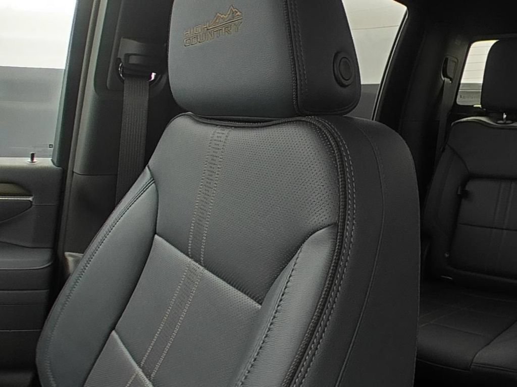 Used 2026 Chevrolet Silverado 3500 High Country w/ Technology Package AWD/4WD image 9