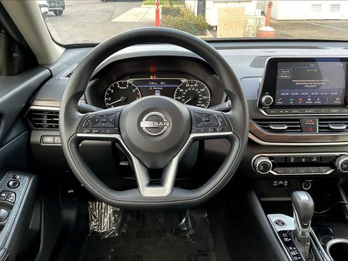 Used 2024 Nissan Altima 2.5 SV image 5