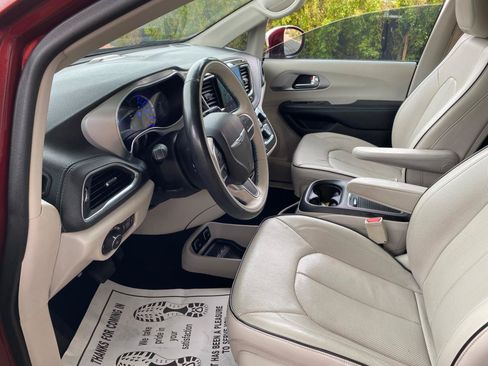 Used 2018 Chrysler Pacifica Limited FWD image 33