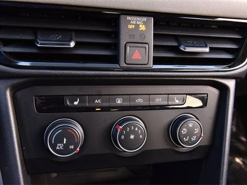 Certified 2022 Volkswagen Taos SE w/ Panoramic Sunroof Package image 14