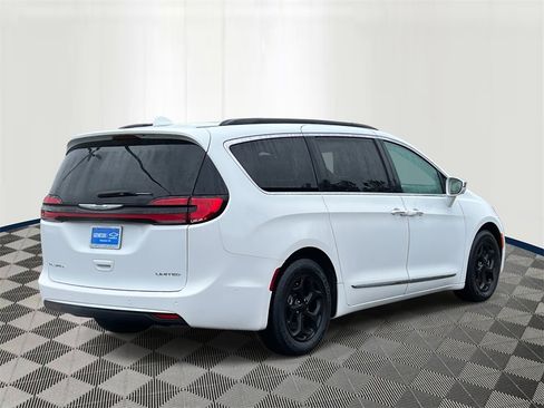 Used 2022 Chrysler Pacifica Limited image 5