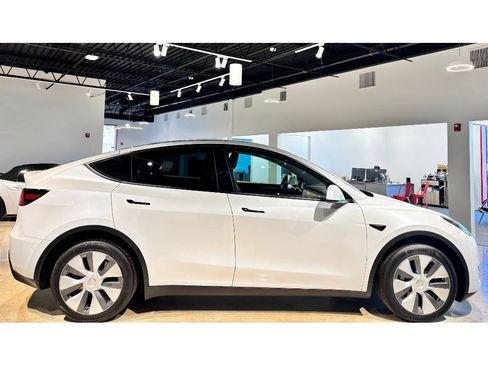 Used 2023 Tesla Model Y Long Range image 10