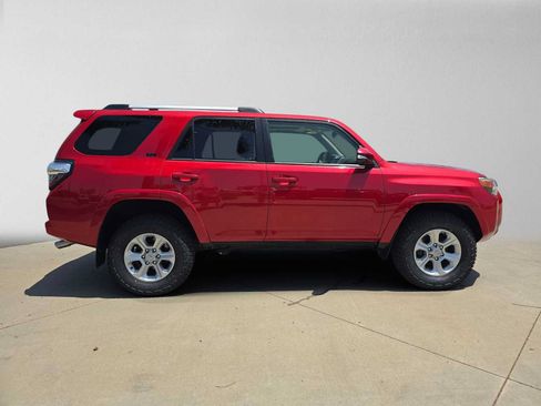 Certified 2022 Toyota 4Runner SR5 Premium w/ Moonroof Package AWD/4WD image 2