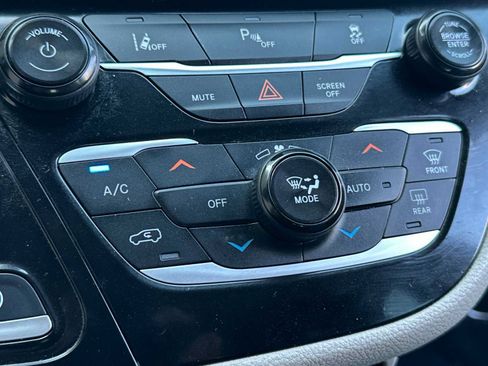 Used 2023 Chrysler Pacifica Touring-L FWD image 24