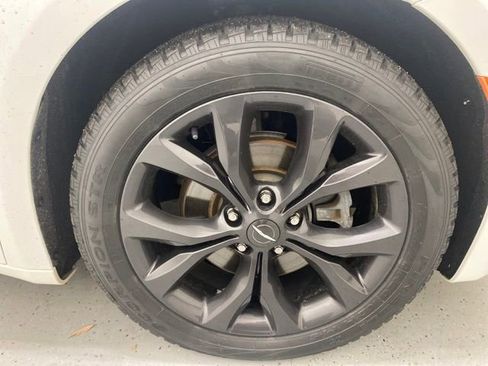 Used 2019 Chrysler Pacifica Touring-L Plus w/ S Appearance Package image 8