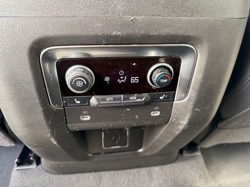 Used 2024 Chevrolet Suburban Premier image 27