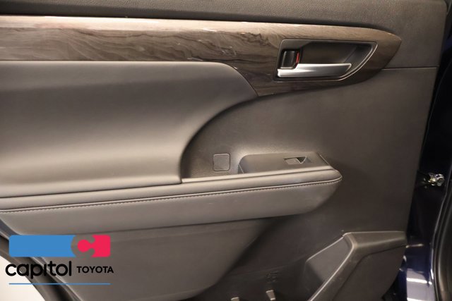 Used 2024 Toyota Highlander Limited AWD/4WD image 31