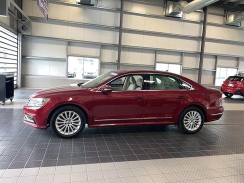 Used 2017 Volkswagen Passat 1.8T SE FWD image 4