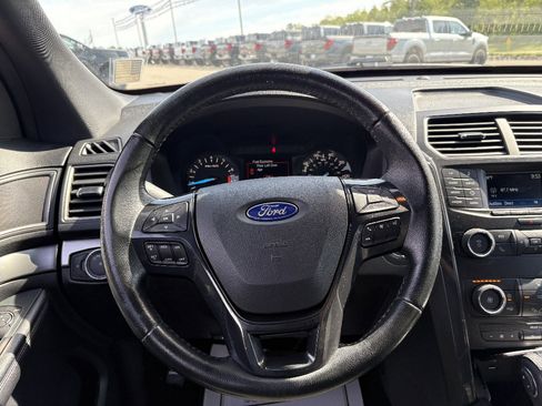 Used 2018 Ford Explorer XLT AWD/4WD image 25