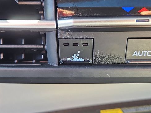 Used 2024 Toyota Sienna XLE image 19