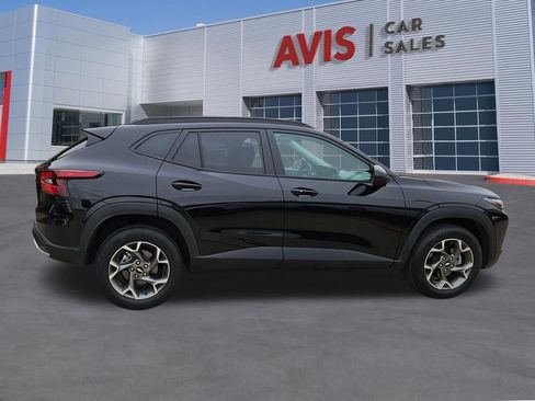 Used 2025 Chevrolet Trax LT w/ LT Convenience Package FWD image 7