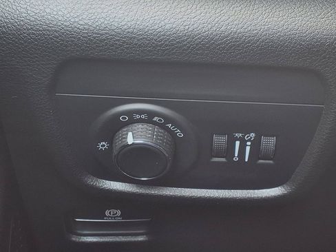 Used 2025 Jeep Grand Cherokee Altitude RWD image 19