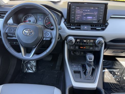 Used 2022 Toyota RAV4 XLE Premium image 21