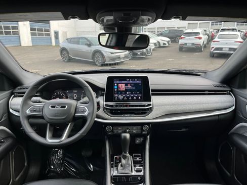 Used 2025 Jeep Compass Latitude image 33