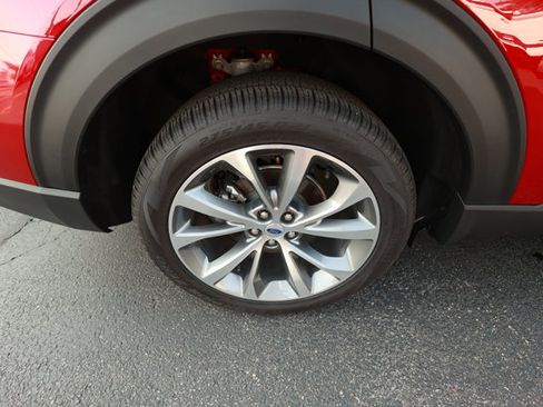 Certified 2025 Ford Explorer Platinum w/ Ultimate Package AWD/4WD image 5