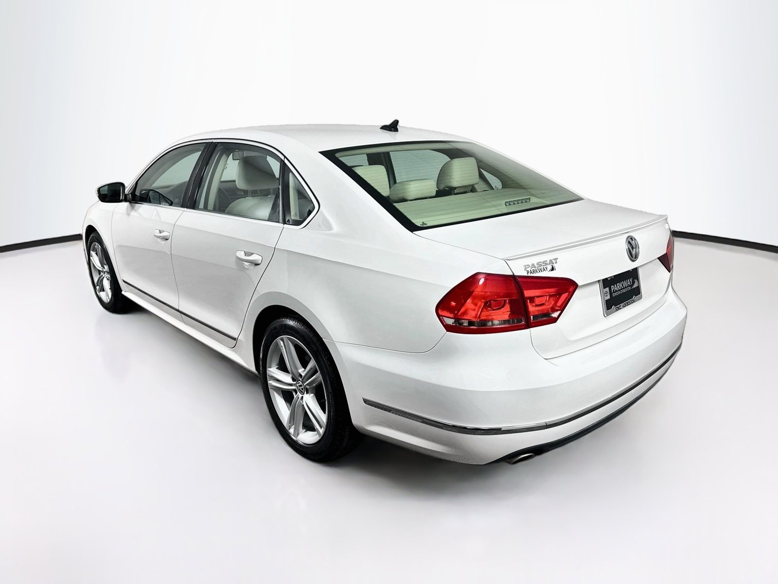 Used 2014 Volkswagen Passat TDI SEL Premium FWD image 5