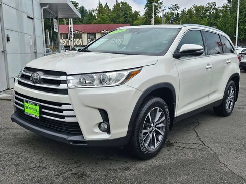 Used 2019 Toyota Highlander XLE AWD/4WD image 3