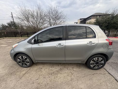 Used 2009 Toyota Yaris 4-Door Hatchback image 4
