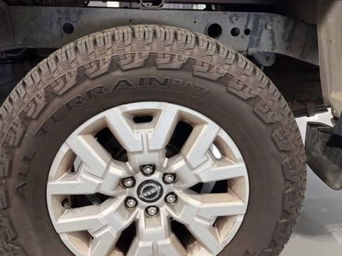 Used 2022 Nissan Frontier SV AWD/4WD image 2