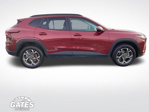 Used 2025 Chevrolet Trax LT w/ LT Convenience Package FWD image 11